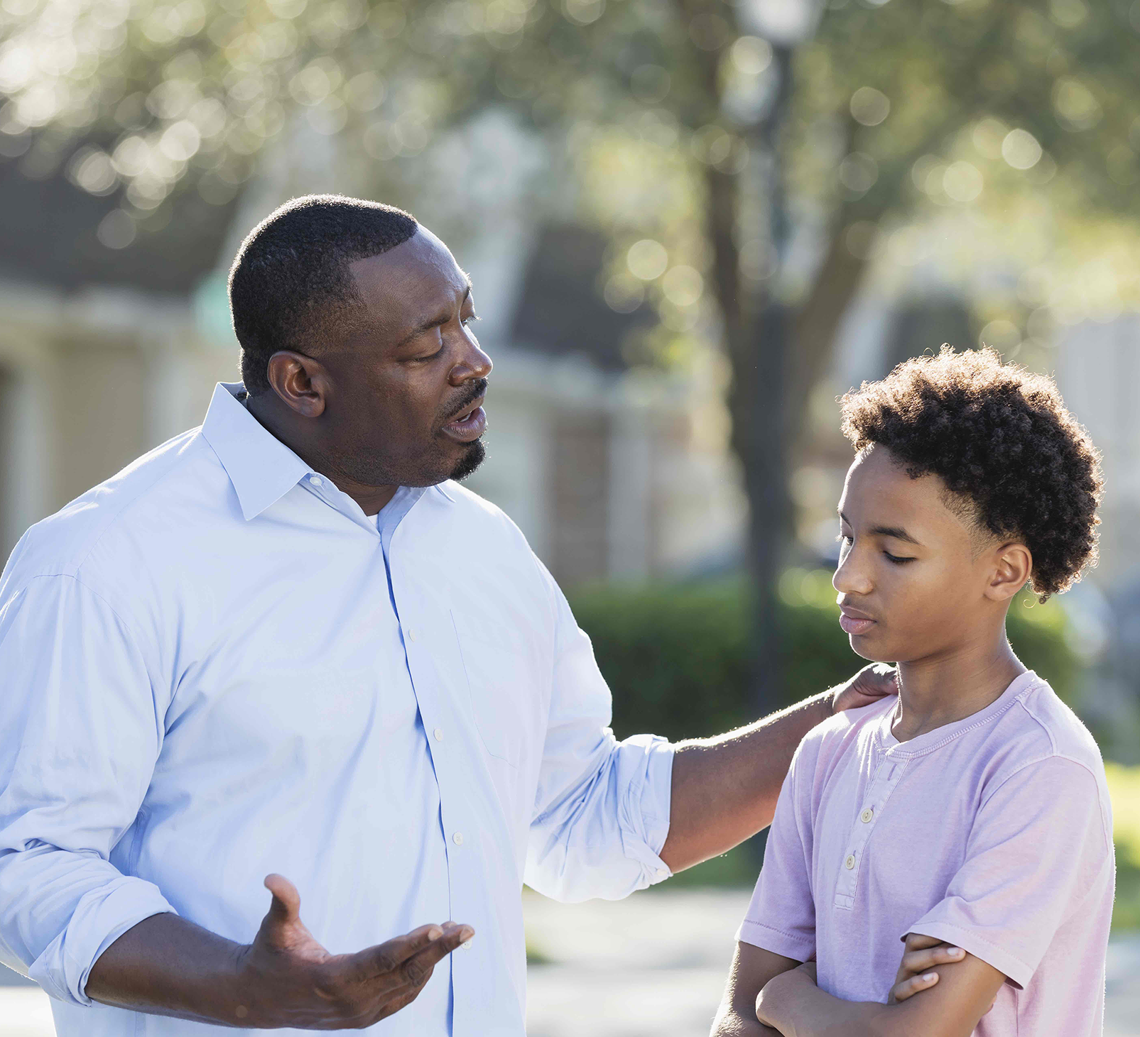 Padre hablando con su hijo sobre bullying