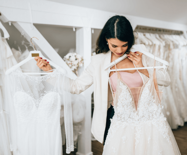 Mujer mirando posibles vestidos de novia.